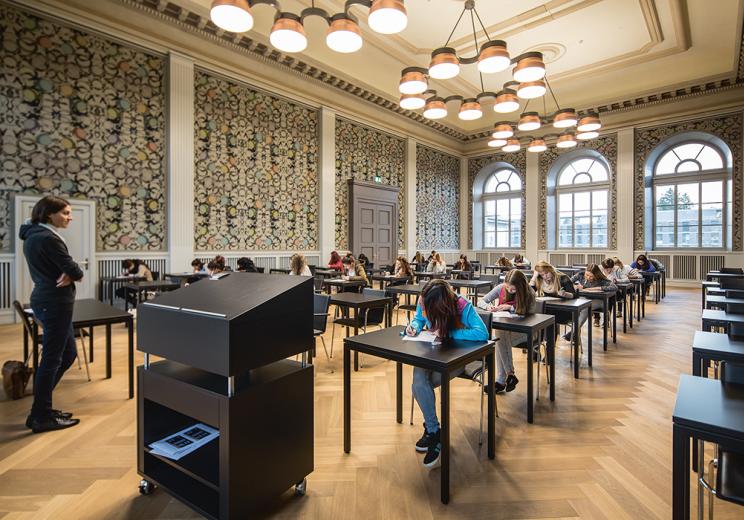 Die stilvoll renovierte Aula im zweiten Stock wird für verschiedene Anlässe rege genutzt.