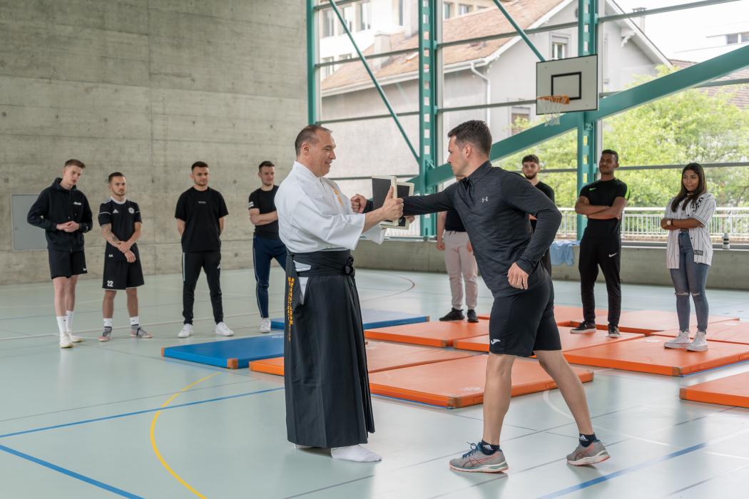 HFW-Studierende und Kenshin  Diego Bonetta Sensei