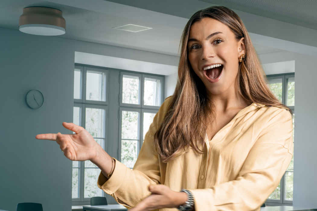 Person im Schulzimmer die den Infoanlass präsentiert