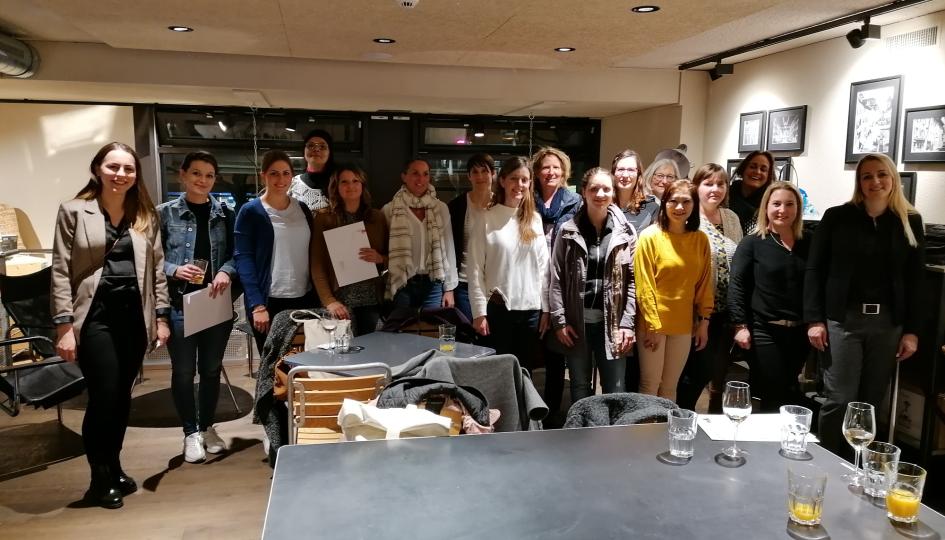 Die glücklichen Zertifikatsempfängerinnen.