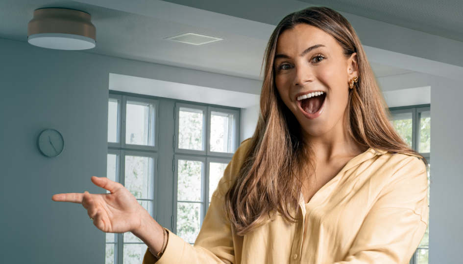 Person im Schulzimmer die den Infoanlass präsentiert